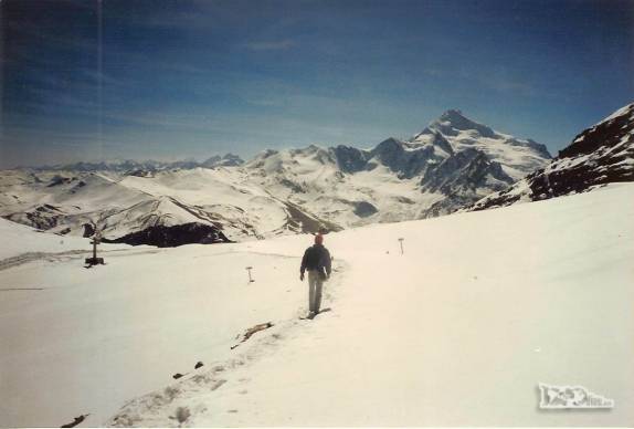 Caminhando na neve para chegar ao topo do monte Chacaltaya, perto de La Paz, na Bolívia (viagem de Julho de 1990)